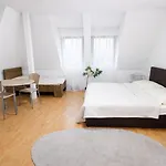 Julianin Dvor 公寓式酒店 3*