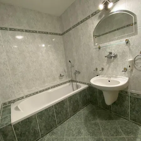 Julianin Dvor מלון דירות