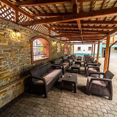 Julianin Dvor מלון דירות *